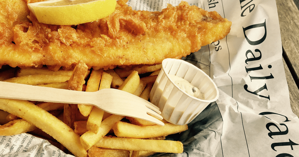 Le fish & chips, emblème de la street food britannique.